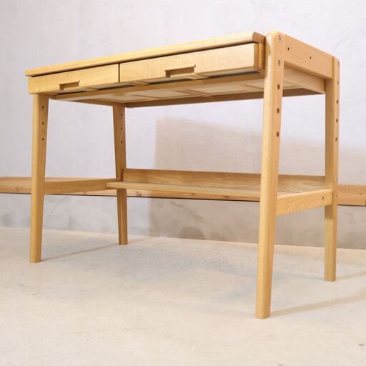 IDC OTSUKA(大塚家具)取り扱いのKIRITSU(起立木工)のノルディ オーク材 学習机です。 表情豊かな木目で素材の魅力を活