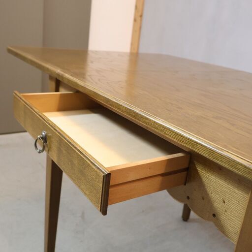 静岡の家具メーカー”パリの雑貨屋”より バタフライテーブルです。ヨーロピアンクラシックながらも愛らしいディティールがお部屋を特別な雰囲気にしてくれるアンティーク調の伸長式ダイニングテーブル♪