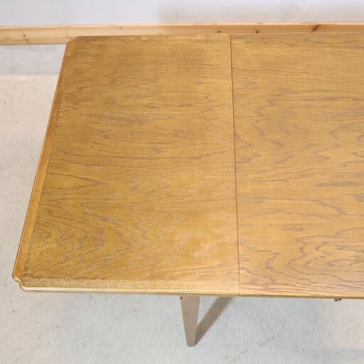 静岡の家具メーカー”パリの雑貨屋”より バタフライテーブルです。ヨーロピアンクラシックながらも愛らしいディティールがお部屋を特別な雰囲気にしてくれるアンティーク調の伸長式ダイニングテーブル♪
