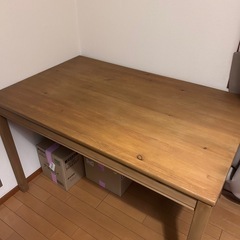 テーブルと椅子4脚の画像