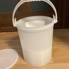 サビキ釣り用バケツ　すいこみバケツ　中　フタ付きの画像