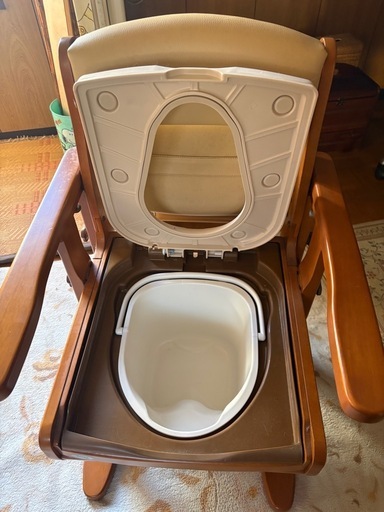 新品未使用　家具調ポータブルトイレ