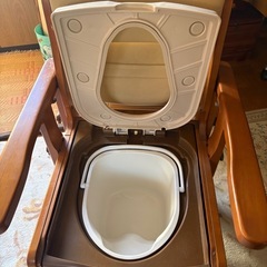 新品未使用　家具調ポータブルトイレの画像