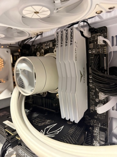ゲーミングPC Ryzen7 5700X3D / RTX3060Ti / メモリ32GB / NVMe500GB / 簡易水冷 デスク