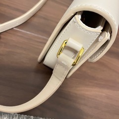 白レザーハンドバッグの画像