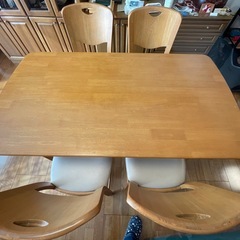 4人掛けダイニングテーブル、イス4脚の画像