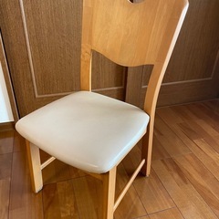 4人掛けダイニングテーブル、イス4脚の画像