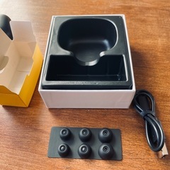 EarFun Air Pro 3 ワイヤレスイヤホン(右耳とケース)の画像