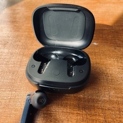 EarFun Air Pro 3 ワイヤレスイヤホン(右耳とケース)の画像