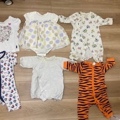 男女新生児〜3才くらいまでの服1枚50円の画像