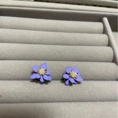 パープルフラワー 可愛い水色の花ピアスの画像