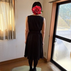 ファイブフォックスの黒ワンピースの画像