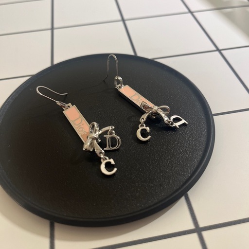 ディオールピアス