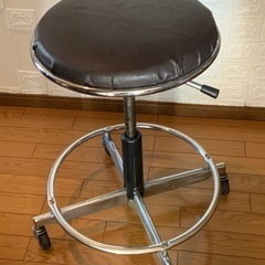 ラウンドスツールキャスター付きの画像