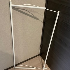 エアコンにつけるハンガーラックの画像