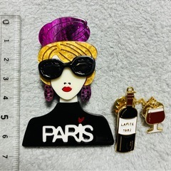 新品/パリの女性とワインチャームピンバッジの画像