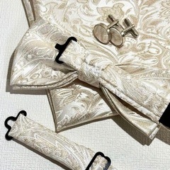 蝶ネクタイ・ポケットチーフ・カフスの3点セットの画像