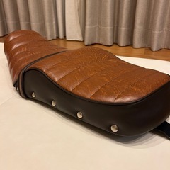 GB350 鋲打ち 茶ツートン タックロールシート　ブラウン レザー　あんこ抜きの画像