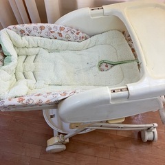 ベビーベッドの画像