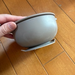 机に貼り付くお皿の画像