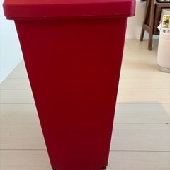 ニトリ　ゴミ箱　30L  赤の画像