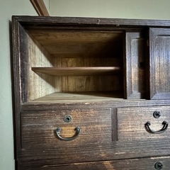 古い桐タンスの画像