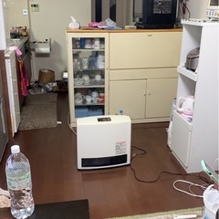 間仕切りできるカウンター食器棚の画像