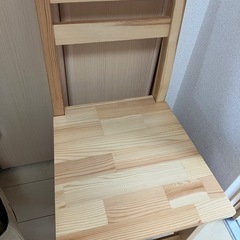 木製の机・イス2脚セットの画像