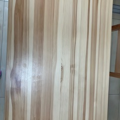 木製の机・イス2脚セットの画像