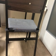 ダイニングテーブルと椅子2脚のセットの画像