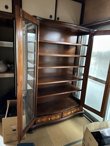 【超美品】たくさん問い合わせありがとうございます。 イタリア製 象嵌細工 アンティーク調 ガラスキャビネット（本棚・飾り棚）