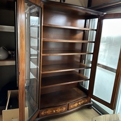 【美品】イタリア製 象嵌細工 アンティーク調 ガラスキャビネット（本棚・飾り棚）の画像