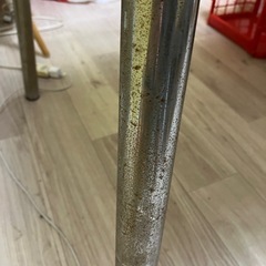 4人がけテーブルと椅子4つの画像