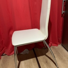 4人がけテーブルと椅子4つの画像