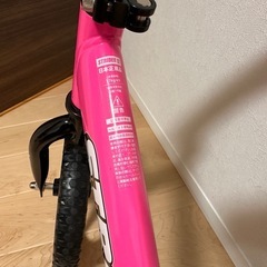 ストライダー　
スポーツモデル　12インチピンク 正規品ほぼ未使用（試走で2～3分のみ）の画像