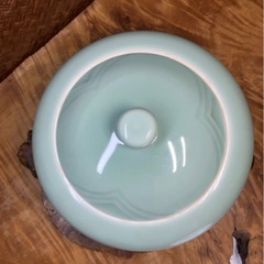 時代物 加藤実 作 青磁彫 華 蓋付 鉢 共箱 在銘 良品 茶道具 煎茶道具 華道具 懐石道具 茶器 京焼 和骨董 和美術 古玩 骨董 菓子器 建水 の画像