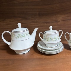 ノリタケのティーポットセットの画像