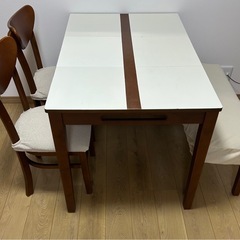 ダイニングテーブル椅子4点セットの画像