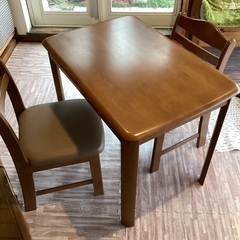 木製小型テーブルと椅子2脚セットの画像
