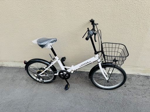 20インチの折りたたみ自転車。6段変速付き。タイヤ、チェーンなど新品に交換してます。防犯登録も込みなので、譲渡証明など面倒なこともなく、そのまま乗れます