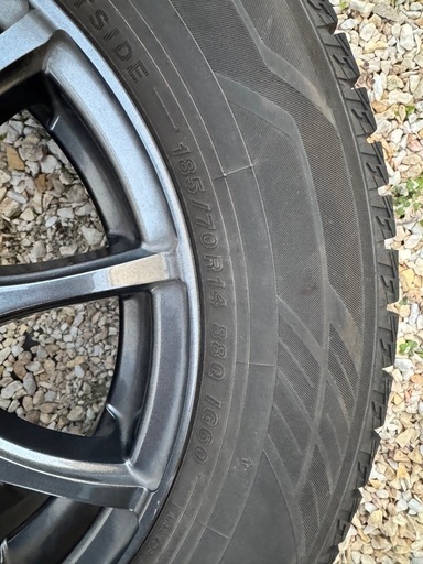 スタッドレスタイヤ　ヨコハマ(iceGUARD 6 iG60 185/70R14 )