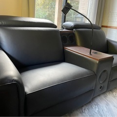 【早い者勝ち】ダルク 電動リクライニングソファー スピーカーユニット 置くだけ充電の画像