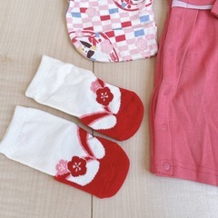 女の子 袴ロンパース 靴下付き 70cmの画像