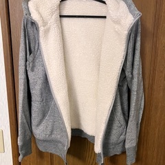 ユニクロLモコモコパーカーの画像