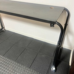 ベッドサイドテーブル 昇降式 ベッドテーブル パソコンデスク 高さ調整55-85cm 横幅調整140-200cm キャスター付き 手動昇降 サイドテーブル 介護ベッドサイドテーブル 机 勉強机 ブラック の画像