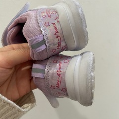 光る　靴の画像