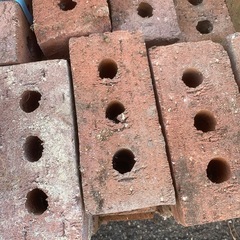 早いもの勝ち‼️大量レンガ問い合わせ多数のため受付は終了しております。、（穴あきのみ） まとめ売り　１セット120個３００キロ の画像
