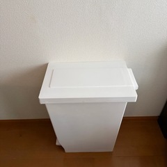 美品 ペダル式ゴミ箱の画像