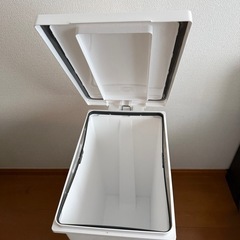 美品 ペダル式ゴミ箱の画像