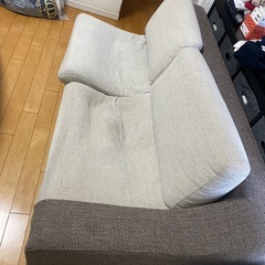 2人掛けソファ　　90✖️69✖️180 茶系白系の画像